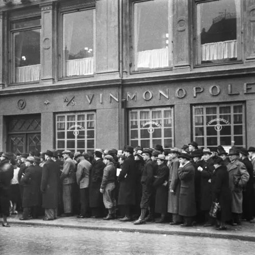 Kø ved Vinmonopolet i Oslo, 1940