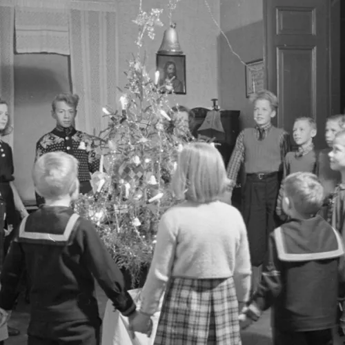 Barn rundt juletre