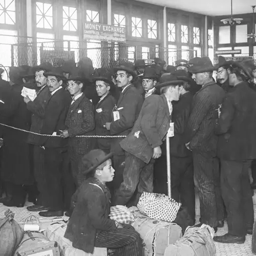 Emigranter på Ellis Island. Kø.