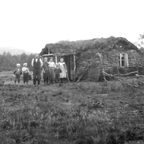 Nybyggerfamilie i torvgamme i Tana