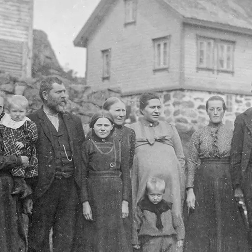 Familie foran gård