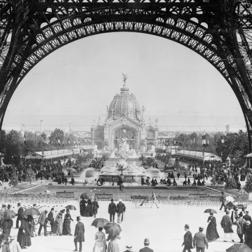 Eiffeltårnet sett fra bakkenivå – parisere på vandring, cirka 1890.