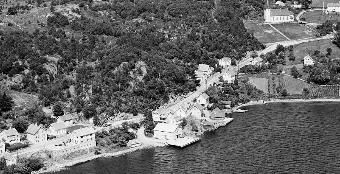 Flyfoto av Skjoldavik 1954. Tilhører Nasjonalbiblioteket. Utgitt av Widerøes Flyveselskap AS