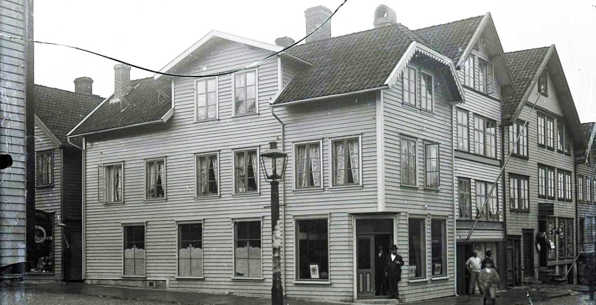 Holger ved inngangen til butikken og huset. Tilhører Haugalandmuseet. Ukjent fotograf