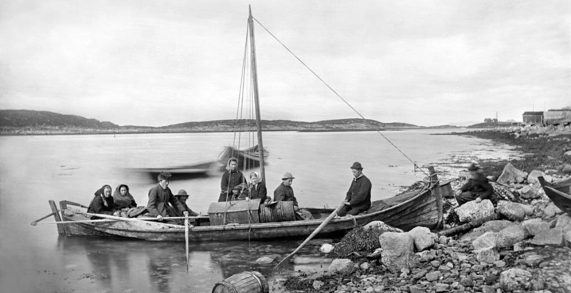 Nordlandsbåt på Tilremfjorden - fra UIB - foto Knud Knudsen