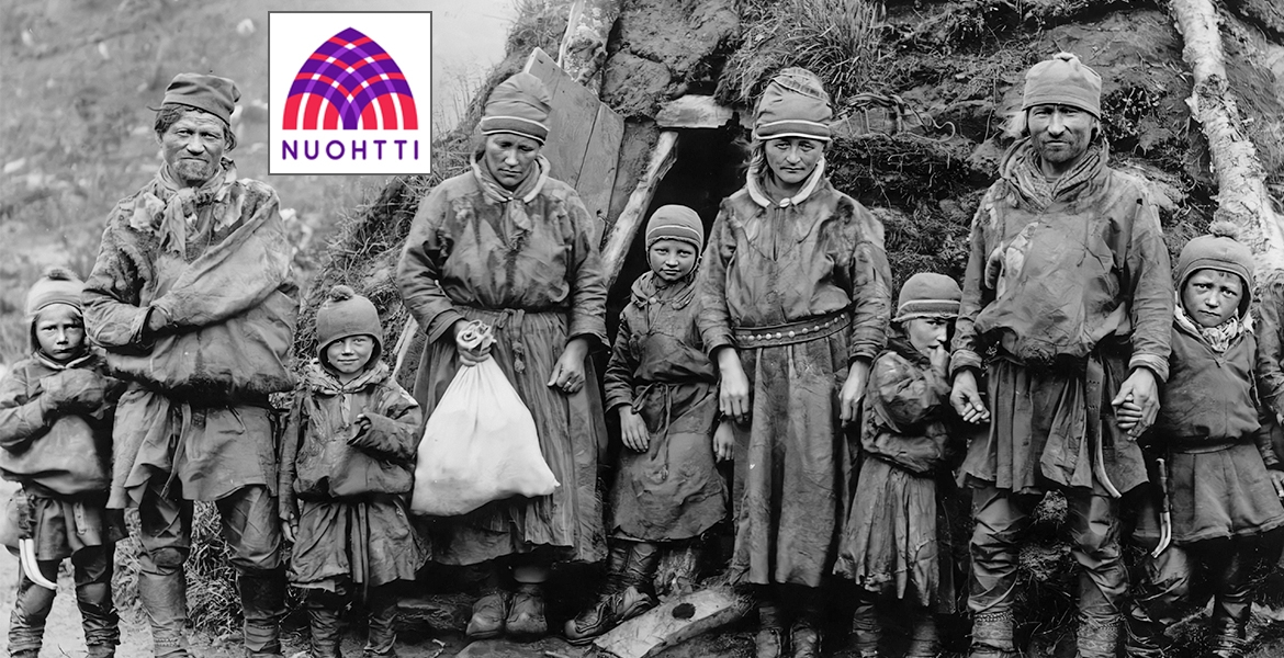 Svenske samer, muligens fra Karesuando, foran en gamme. Antagelig Lyngen 1885-1892.
