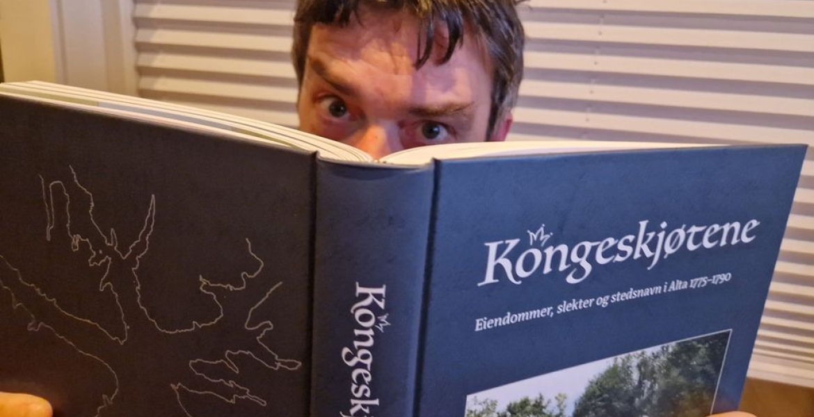Ole David Østli med boka Kongeskjøtene