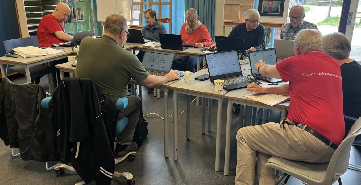 Frivillige på slektskafé