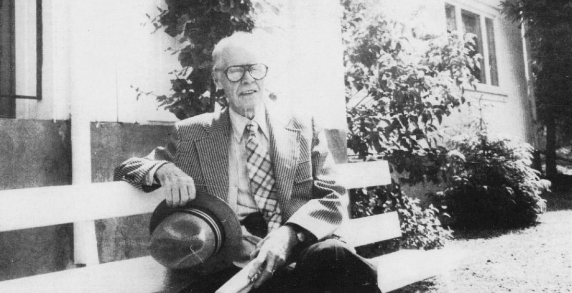 Harold Evensen foran huset han vokste opp