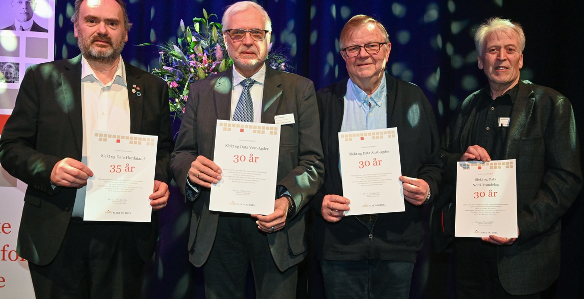 4 distriktslag med jubileum. Lederne med hvert sitt diplom